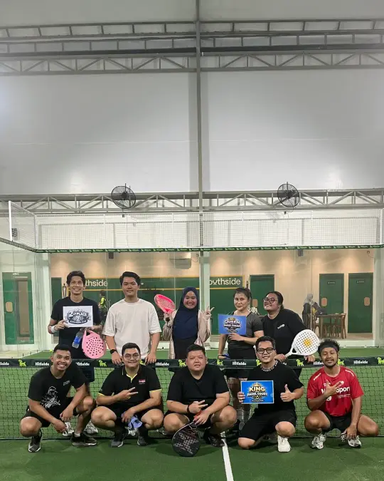 Players posing with prizes
